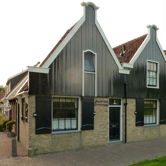 Pandje met houten voorschot met goede details; vensters met roedenverdeling