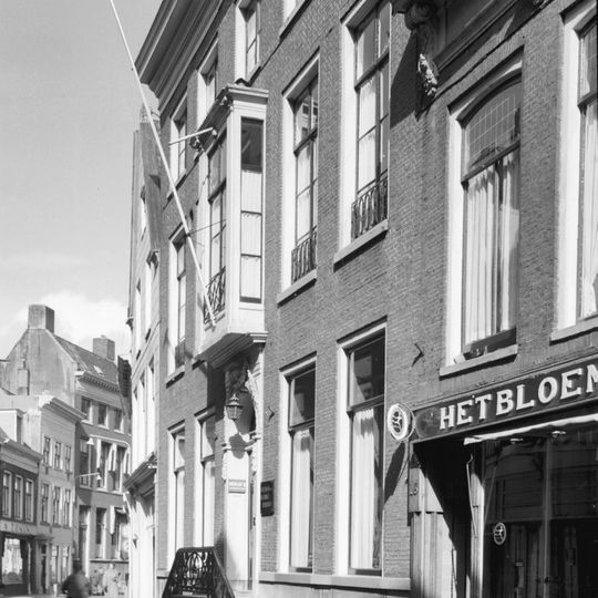 Deftig herenhuis van vijf traveeën en twee verdiepingen afgesloten door rechte kroonlijst