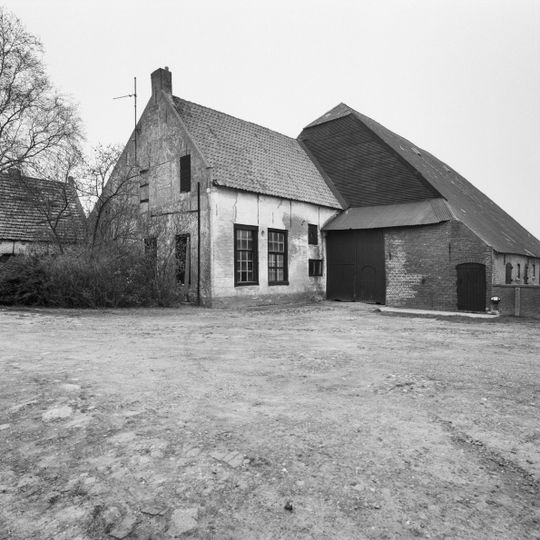 Boerderijcomplex aan de tonsedijk, de westelijke afsluiting van de in 1558 ingedijkte nieuwe fijnaartse polder