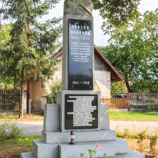 Pomník padlým v parčíku ve středu Seletic