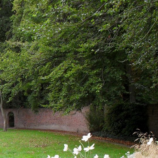 Scheybeek: tuinmuur ten westen van het hoofdhuis