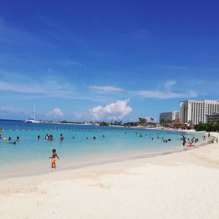 Strand der Ocho Rios Bay