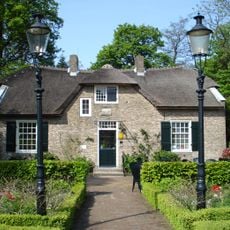 Boerderij "In den Rustwat" met gevelsteen, doch van 17e-eeuwse uiterlijk