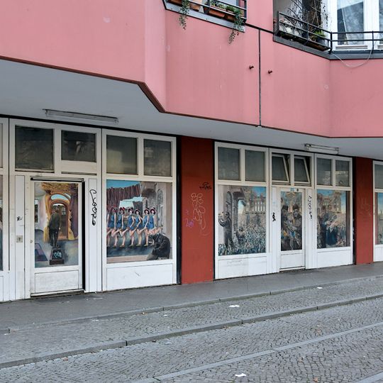 Wandbildzyklus an der Fassade des Seniorenwohnhauses Schloßstraße 26-27b