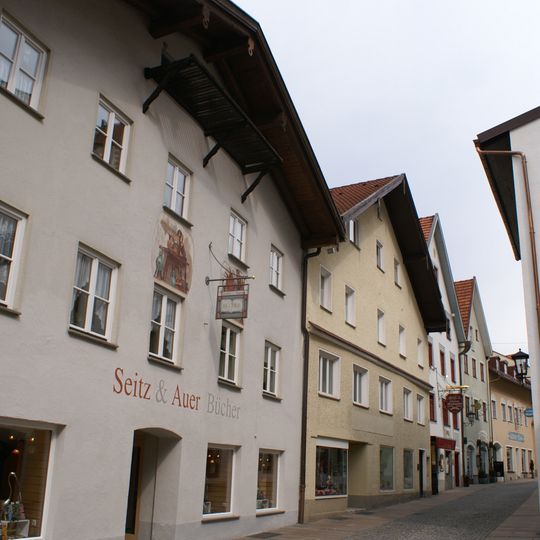 Giebelständiges Flachdachhaus