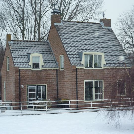 Laag huis met topgevel
