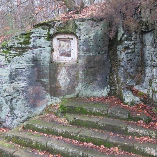 Poškozený obrázek u cesty na jižním úbočí Stoličné hory v Děčíně