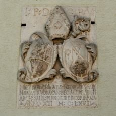 Wappentafel mit Inschrift am Pfarrhof