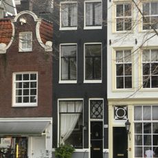 Pand, vanwege de zandstenen onderdelen van de twee klokvormige toppen