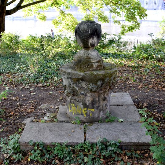 Vase mit Schmuckurne