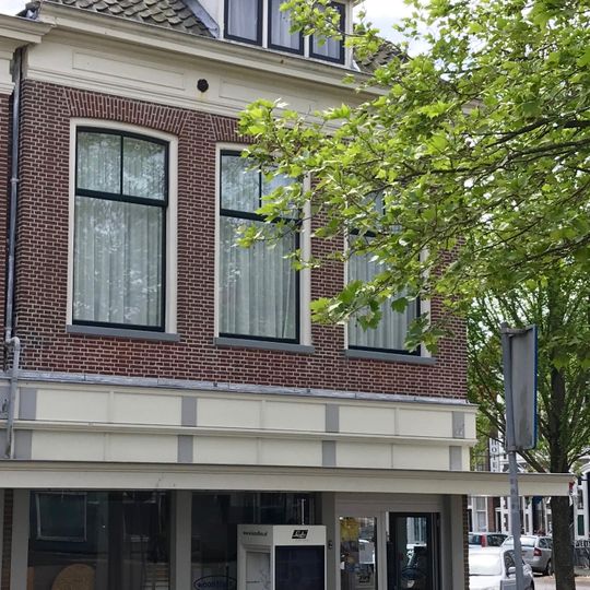 Pand met rechte kroonlijst en twee hoekschoorstenen met borden