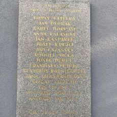 Pamětní deska obětem Pražského povstání na zdi Krčského hřbitova