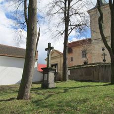 Kříž před kostelem v Krči