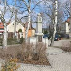 Pomník padlým na návsi v Solanech