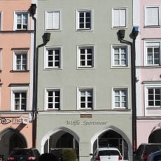 Wohn- und Geschäftshaus