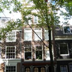 Huis met gevel onder rechte lijst met consoles waarboven dwars dakje met dakkapel