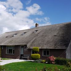 Boerderij, dwarshuis, gepleisterd, topgevels, dak rietgedekt