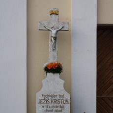 Kříž u kaple Narození panny Marie v Chroustově