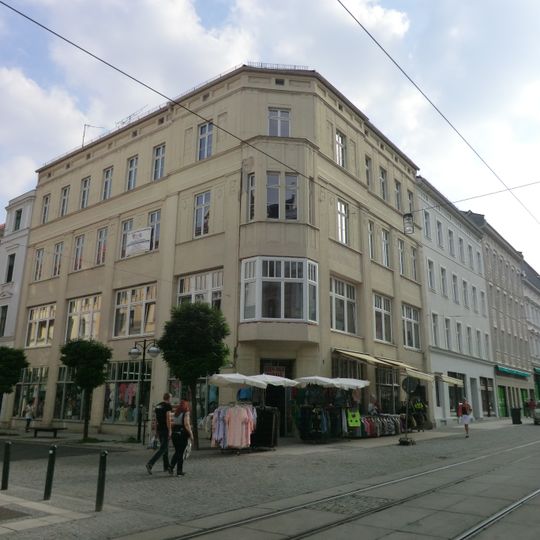 Wohn- und Geschäftshaus in geschlossener Bebauung, Eckhaus Berliner Straße 21