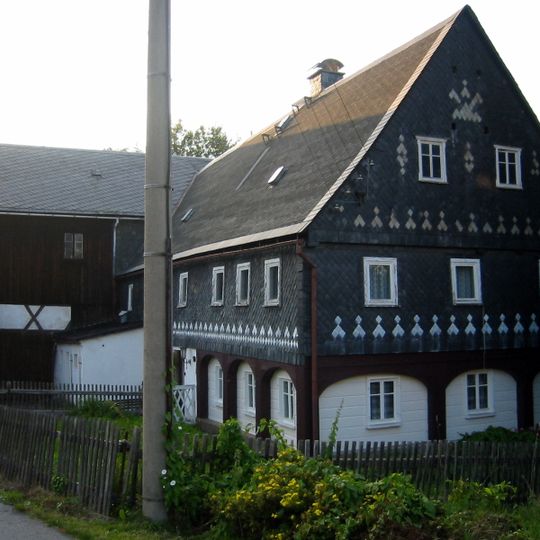 Wohnstallhaus und Scheune eines Zweiseithofes, mit Granittrog Schmiedeweg 10