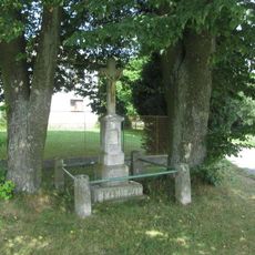 Kříž v Částkovicích u křižovatky