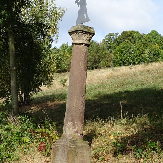 Sloup s plechovým křížem