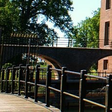 Dubbele brug tussen voorplein en hoofdgebouw
