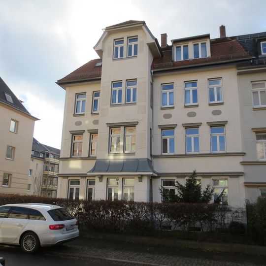 Mietshaus in halboffener Bebauung mit Vorgarten Helmholtzstraße 17
