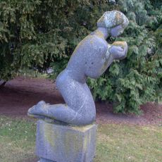 Klečící dívka s holubicí