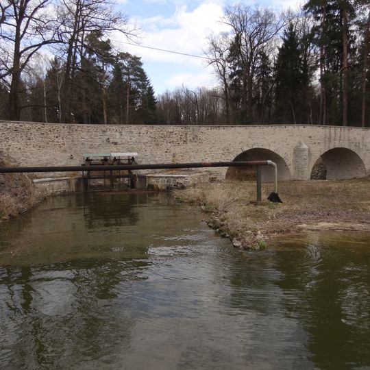 Kamenný most nad přepadem Bezdrevu
