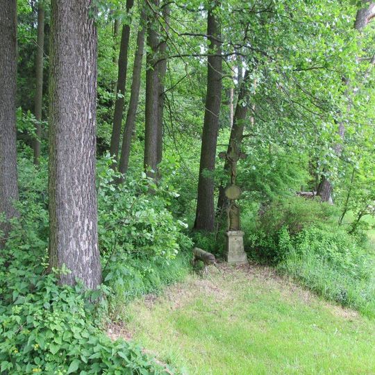 Kříž u okraje lesa severovýchodně od Hatína