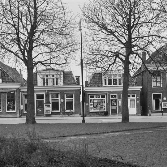 Pand met omlijste ingang, verdieping met zesruitsvensters en forse kroonlijst onder schilddak