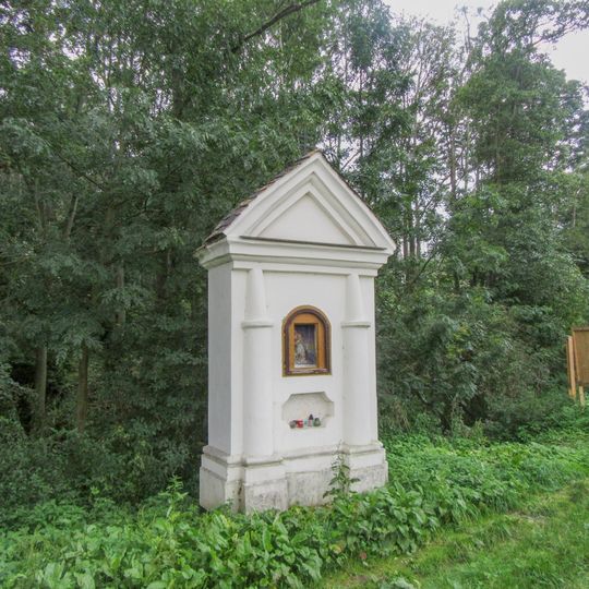Kaplička u Choliny vedle potoka Cholinka