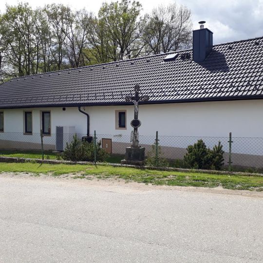 Kříž v Hůrkách v zahradě