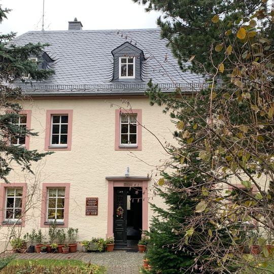 Pfarrhaus mit Seitengebäude und Torbogen Kirchweg 3