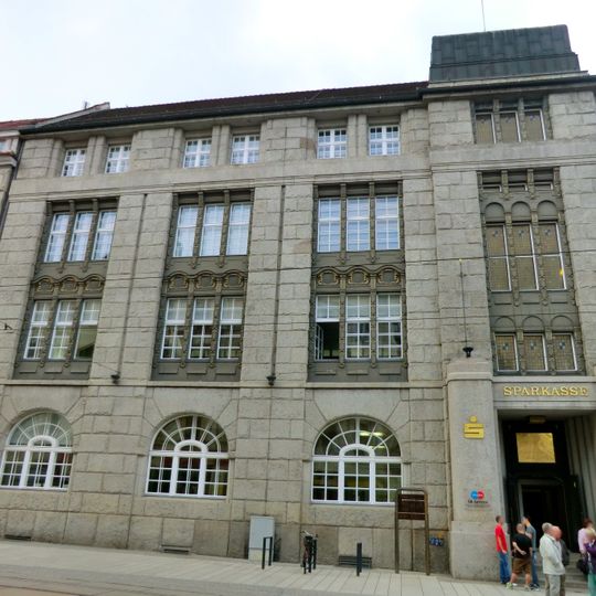 Stadtsparkasse in geschlossener Bebauung Berliner Straße 64