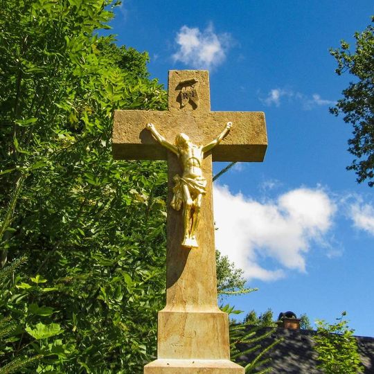 Kříž v Horních Heřmanicích u hlavní silnice