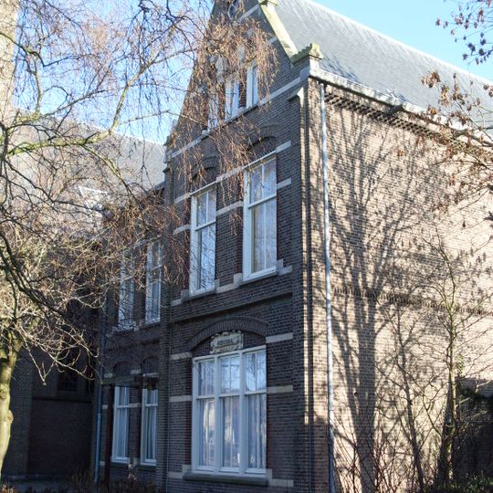 Pastorie gelegen ten zuiden van de kerk O.L.V. Geboorte en hiermee via een laag tussenlid verbonden