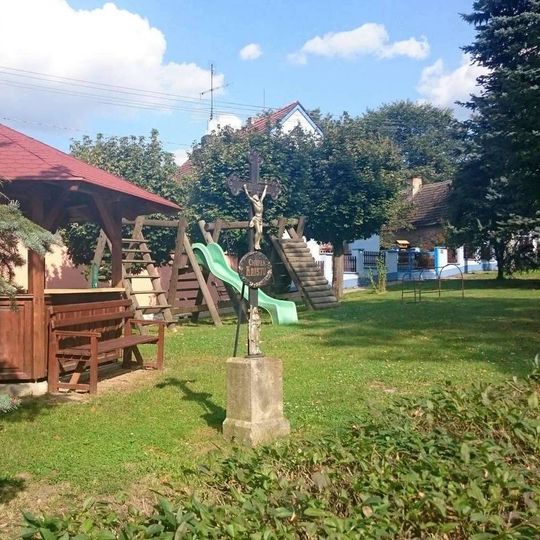 Kříž na návsi v Chabrovicích