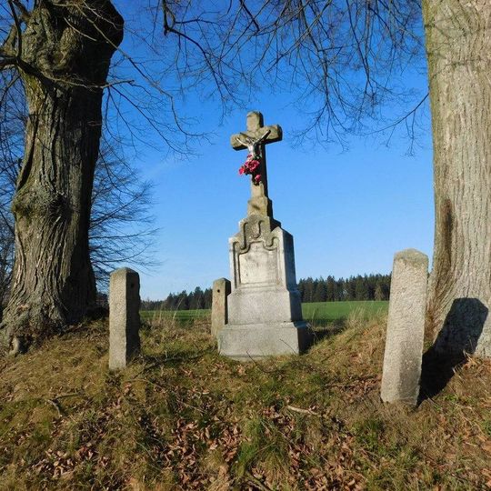 Kříž u polní cesty severně od Bezděčína