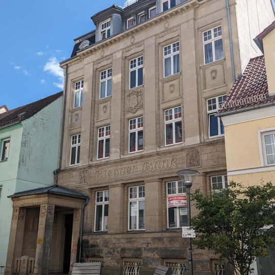 Wohn- und Geschäftshaus in geschlossener Bebauung, mit hofseitig anschließendem Funktionsbau, ehemaliges Bankgebäude Hauptstraße 47