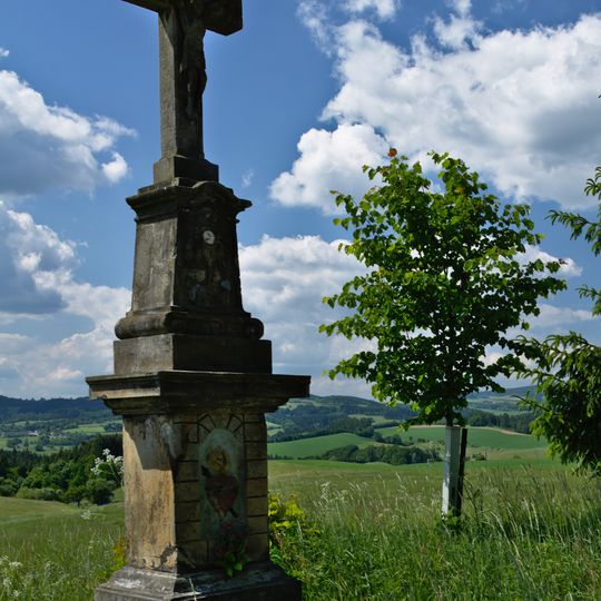 Kříž jižně od Jedlí u silnice