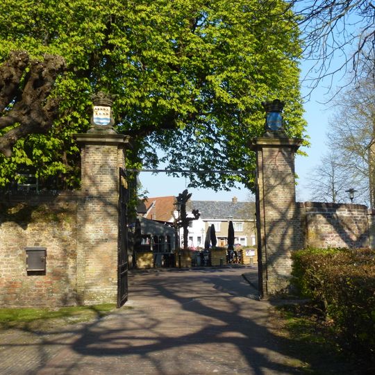 Slot Haamstede: inrij en keermuur