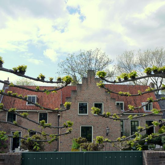 Huis met lage gevel met rechte kroonlijst met opkamer