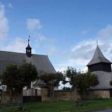 Dřevěná zvonice u kostela svaté Markéty ve středu Vysočan u Nového Bydžova