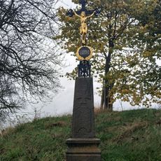 Kříž severně od Vrčně u rozcestí
