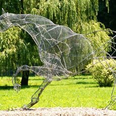 Kovová plastika Stříbrný kůň v zámeckém parku v Častolovicích