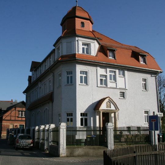 Einzeldenkmale der Sachgesamtheit Baumwollspinnerei E. I. Clauß Nachfolger: ehemaliges Ledigenwohnheim mit Kinderbewahranstalt und Kirchgemeindesaal mit Einfriedung Zur Baumwolle 17