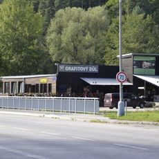 Most Chvalšinské ulice přes Polečnici poblíž grafitového dolu