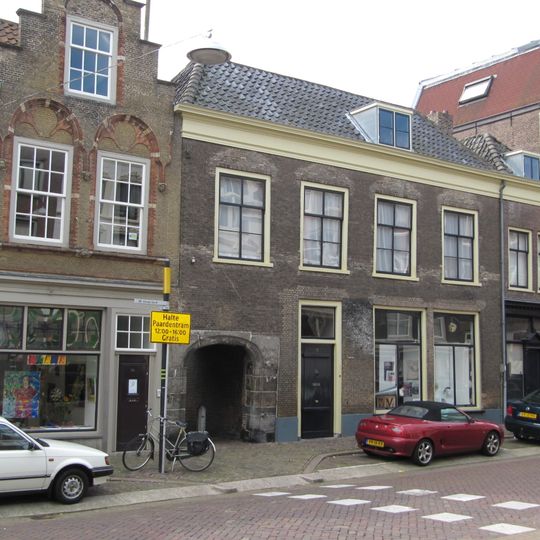 Pand met lijstgevel waarin geprofileerde, laat-gotische poort, die toegang geeft tot het hof